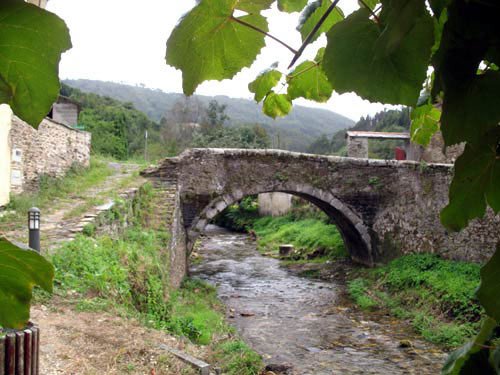El llamado Puente Romano, en el barrio de Os Muiños, de Mondoñedo. Guiarte.com. Copyright