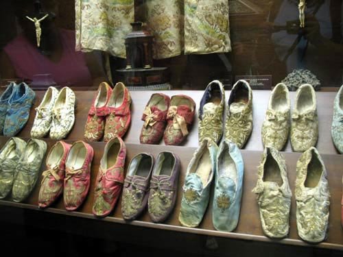 Colección de zapatillas de gala de los obispos de Mondoñedo, en el museo de Arte Sacro. Guiarte.com. Copyright