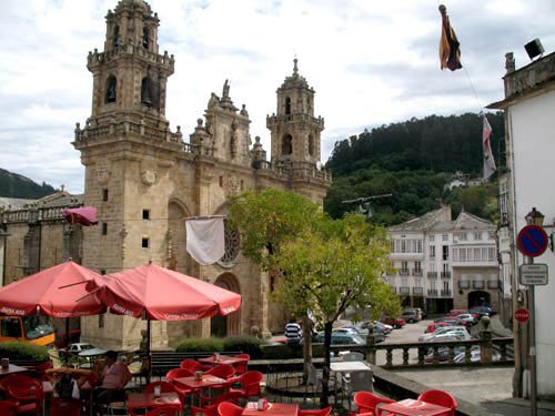 Catedral de Mondoñedo, dominando la plaza. Guiarte.com. Copyright