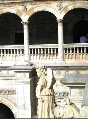 Detalle, claustro del Convento/palacio de San Marcos de León, sede del mayor de los Paradores de España. guiarte.com