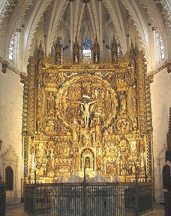 El retablo está dominado por el gran círculo, en el que se halla Jesús crucificado. Imagen de Guiarte.com