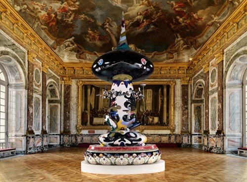 La obra de Murakami, preside esta sala del Palacio de Versalles