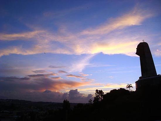 Atardecer en Caxias do Sul con el perfil de la estatua de Cristo en el Morro da Festa da Uva. Foto Miguel Angel Alvarez, Guiarte.com