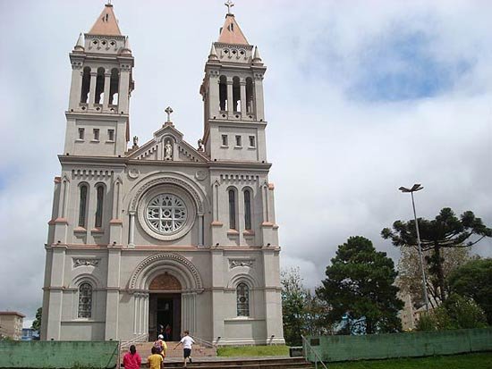 Iglesia Matriz en Farroupilha, del Sagrado Coração de Jesus, con torres de 49 metros de altura. Foto Miguel Angel Alvarez, Guiarte.com