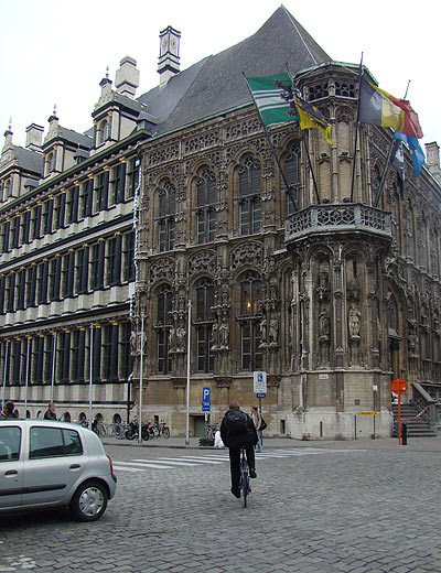 Dos estilos conviven en el exterior del Ayuntamiento de Gante. Guiarte Copyright