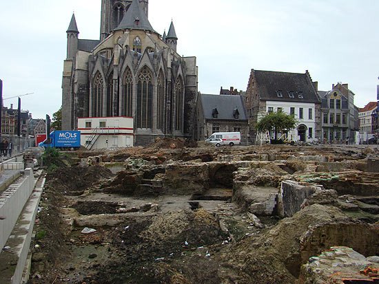 Junto a la iglesia se han encontrado recientemente restos arqueológicos. Guiarte Copyright