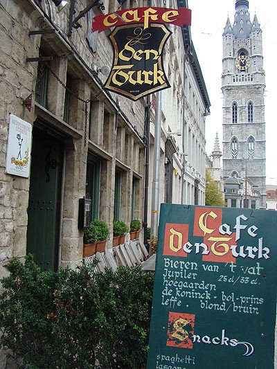 Cafetería-Cervecería frente al Ayuntamiento de Gante. Guiarte Copyright