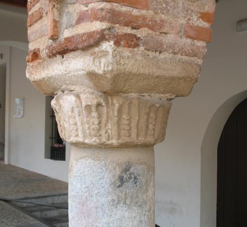 Un sencillo capitel, en las casas mozárabes de la plaza de San José, nos recuerda la gran historia de Badajoz, especialmente en la época del dominio musulmán. Guiarte.com. Copyright.