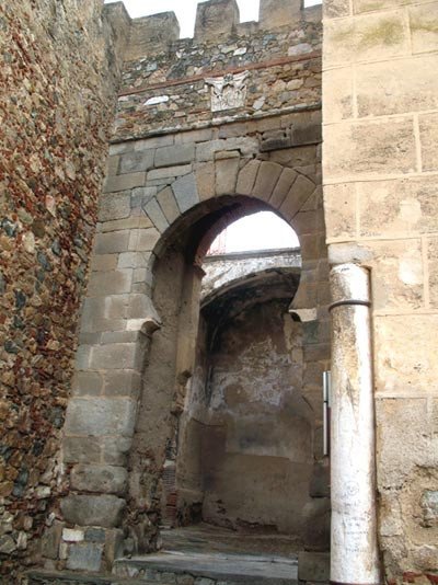 La puerta del Capitel, uno de los accesos de la Alcazaba, nos muestra su factura árabe, coronada por un capitel de mármol, previsiblemente romano. Guiart.com Copyright.