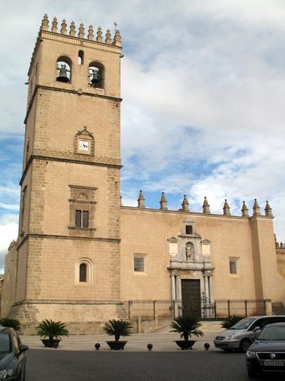 La robusta imagen de la catedral de Badajoz. Guiarte.com, copyright.