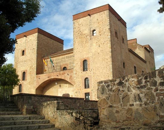 El magnífico palacio de los Duques de Feria, en el recinto de la Alcazaba. Guiarte.com, copyright.