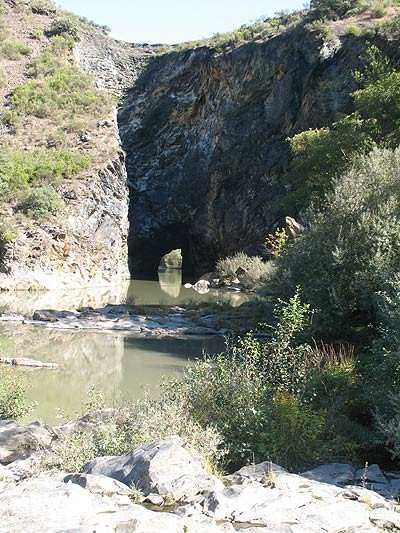 El túnel de Montefurado, en el río Sil. Guiarte.com. Copyright.