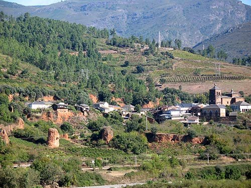 Las huellas de la explotación minera romana se ven en el mismo casco urbano de San Miguel de Montefurado. Guiarte.com. Copyright.