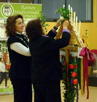 Montando el ramo de Navidad. Imagen de Raigañu: http://raigame.blogspot.com/