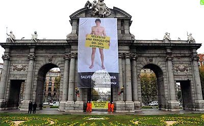 Greenpeace despliega una pancarta en la que un activista desnudo exige a la Unión Europea que adopte el compromiso de reducir un 30% sus emisiones