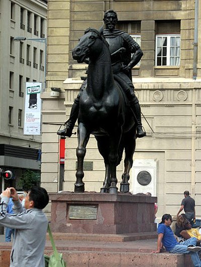 Estatua de Valdivia en el casco viejo de la ciudad de Santiago de Chile. Imagen de Beatriz Alvarez Sánchez. Guiarte.com Copyright