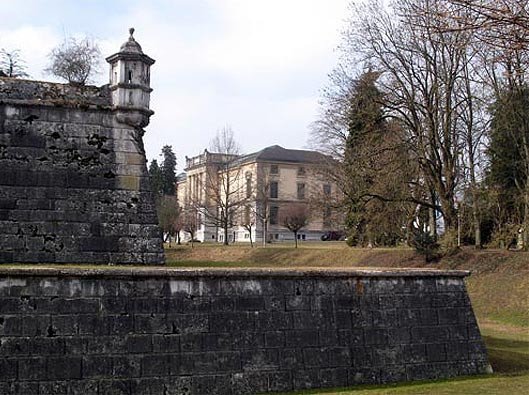 Bastión de las murallas de Solothurn y, al fondo, palacio neoclásico del museo de Bellas Artes. Imagen de guiarte.com