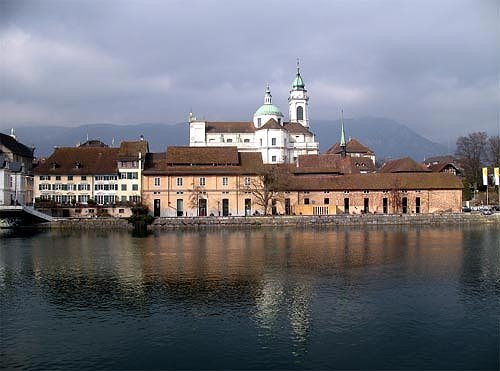 Imagen del casco histórico de Solothurn, desde la parte opuesta del Aar. Guiarte.com