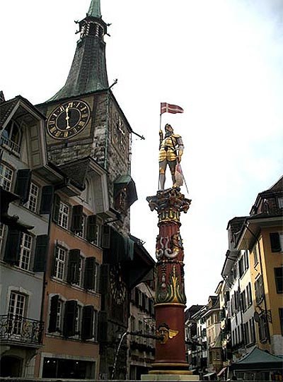 Fuente y torre del Reloj, en la Markplatz de Solothurn. Imagen de guiarte.com