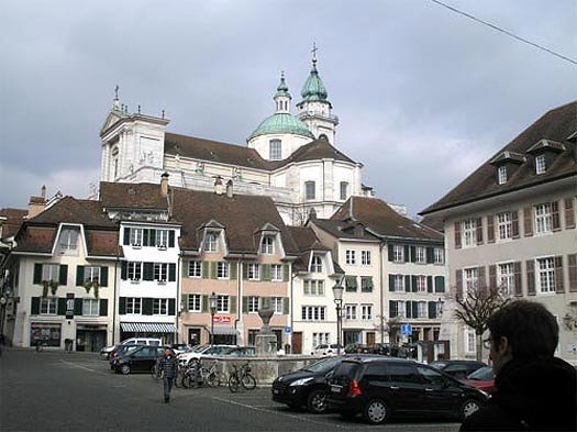 La catedral emerge sobre las casas de la Klosterplatz. Imagen de guiarte.com