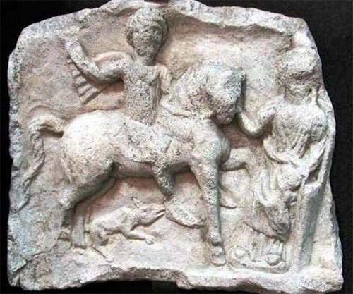 Relieve de mármol de la época romana Caballero tracio y Cibeles, robado entre el 4 y el 7 de agosto de 2007 en el Museo Nacional de Historia y Arqueología de Constanza (Rumanía).© INTERPOL.