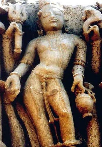 Estatua de gres del siglo X de la divinidad Ishan, robada el 12 de julio de 2008 de una excavación arqueológica en Bijamandal / Khajuraho, Chhattarpur/ Madhya Pradesh (India). © Interpol