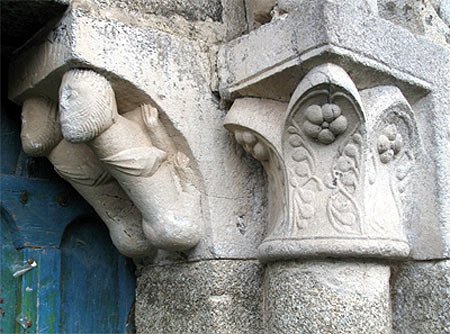 Decoración del capitel y mocheta derecha de la entrada norte. guiarte.com. Copyright