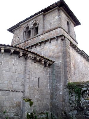 Torre de la iglesia de Eiré, desde la zona del ábside. guiarte.com. Copyright