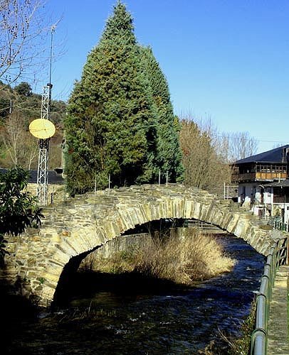 El puente Romano, de Valdefrancos, por el que subieron hacia la cimera del valle los monjes desde tiempos visigóticos. Guiarte.com Copyright