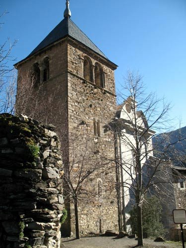 Torre y portada de la iglesia de San Pedro de Montes. Guiarte.com. Copyright