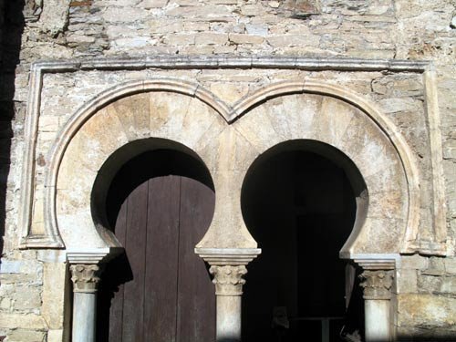 Detalle de la entrada meridional de la iglesia de Santiago de Peñalba. Guiarte.com. Copyright