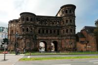 La monumental Porta Nigra, des...