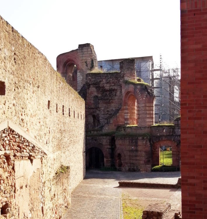 Ruinas de las Termas imperiales de Tréveris, con obras de conservación al fondo. Imagen de Tomás Alvarez. Guiarte.com