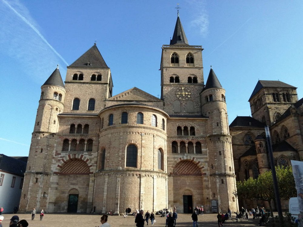 La poderosa fachada románica de la catedral de Tréveris. Imagen de Tomás Alvarez. Guiarte.com