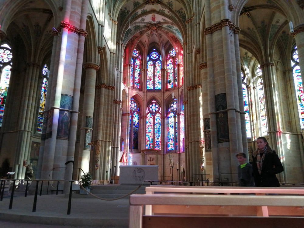 Luminoso interior de la iglesia de Nuestra Señora de Tréveris. Imagen de Tomás Alvarez. Guiarte.com