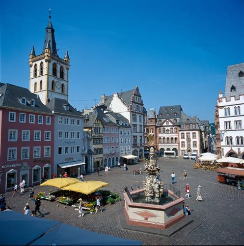 Imagen de la bella plaza de Hauptmarkt, con la fuente del siglo XVI en el centro. Imagen de GNTB/ Walter Storto
