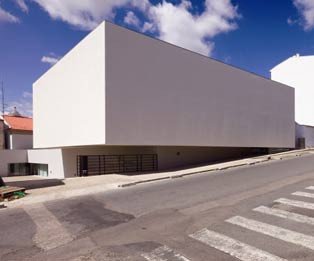 El Centro de Arte Contemporáneo de Braganza, de Souto de Moura. Imagen de la Cámara Municipal de Braganza http://www.cm-braganca.pt