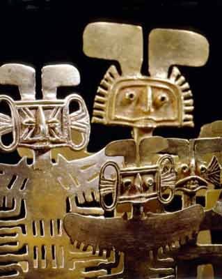 Conjunto de pectorales de hombre-animal. Periodo Temprano (1000 a.C.  800 d.C.). Foto de Juan Mayr, Museo del Oro