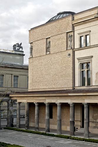 Detalle del exterior del Neues Museum. Imagen de la Fundación Mies van der Rohe © Ute Zscharnt