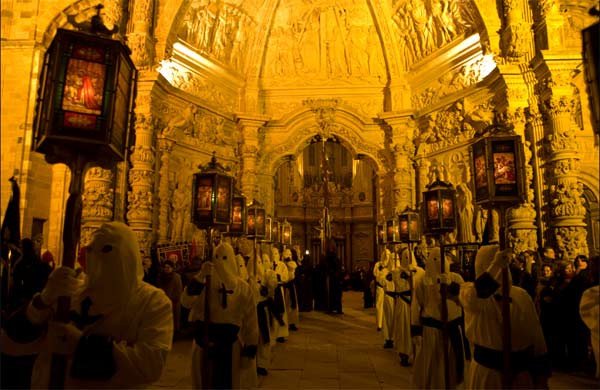 Via Crucis ante portada de la Catedral de Astorga. Imagen MAS
