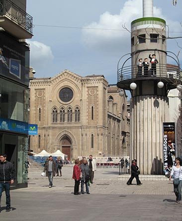 La plaza de Sant Joan. Al fondo la iglesia del mismo nombre. Guiarte Copyright