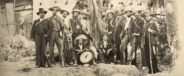 Rozzo, Guerrilla liberal de Zipaquirá durante la Guerra de los Mil Días, h. 1901. Fotografía Colombiana contemporánea. Bogotá: Taller la Huella Editores