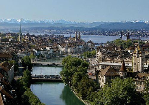 Zurich se extiende en torno al río Limmat  y sobre un extremo del lago de Zurich o Zurichsee. Imagen de Zurich Tourismus