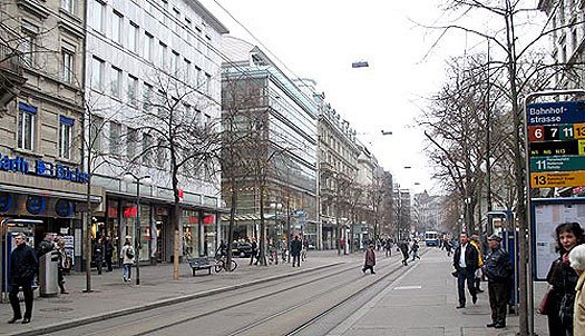 La Bahnhofstrasse, en su arranque, cerca de la Estación Central. Guiarte.com
