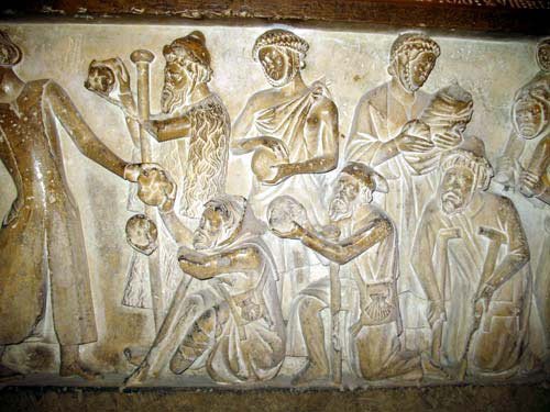 En este relieve sepulcral gótico de la Catedral de León, se ven peregrinos y mendicantes recibiendo pan. Foto: Beatriz Álvarez Sánchez