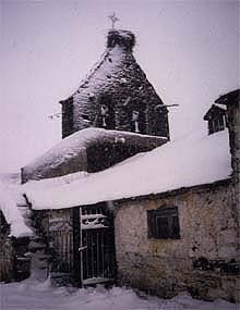 El arcaísmo de la iglesia de Requejo queda patente en esta imagen invernal. Fotografía enviada por Fernando Martínez Mañas.