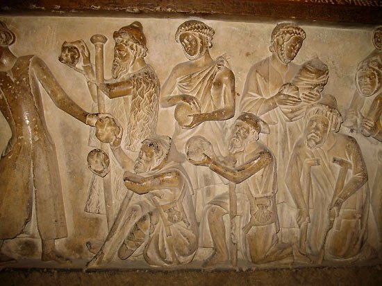 Peregrinos recibiendo alimento, en un relieve de la catedral de León.