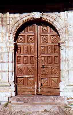 Sobre el dintel de la puerta de la iglesia de San Feliz aparece la cruz de la Orden Hospitalaria.