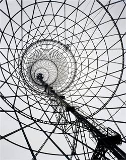 Torre de radiodifusión Shábolovka, 1988. Fotografía de Richard Pare, cortesía de Kicken Berlin. © Richard Pare