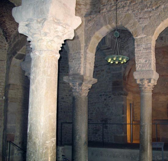 Interior del templo de San Miguel de la vieja Egara. Imagen de guiarte.com. Copyright